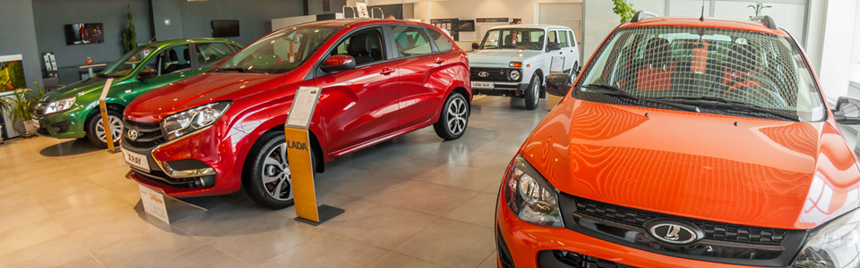 Автомобили LADA в шоуруме Автоцентра на Заводском